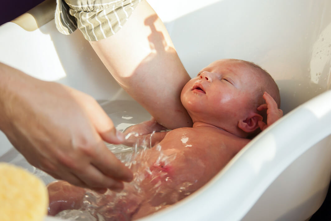Как правильно первый раз купать новорожденного с прищепкой.